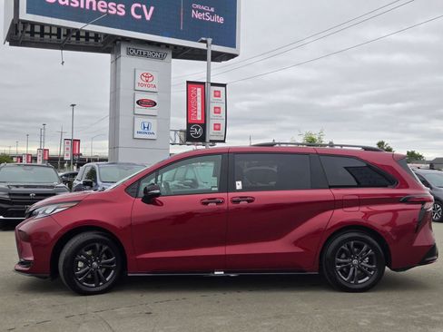 Used 2025 Toyota Sienna XSE AWD/4WD image 4