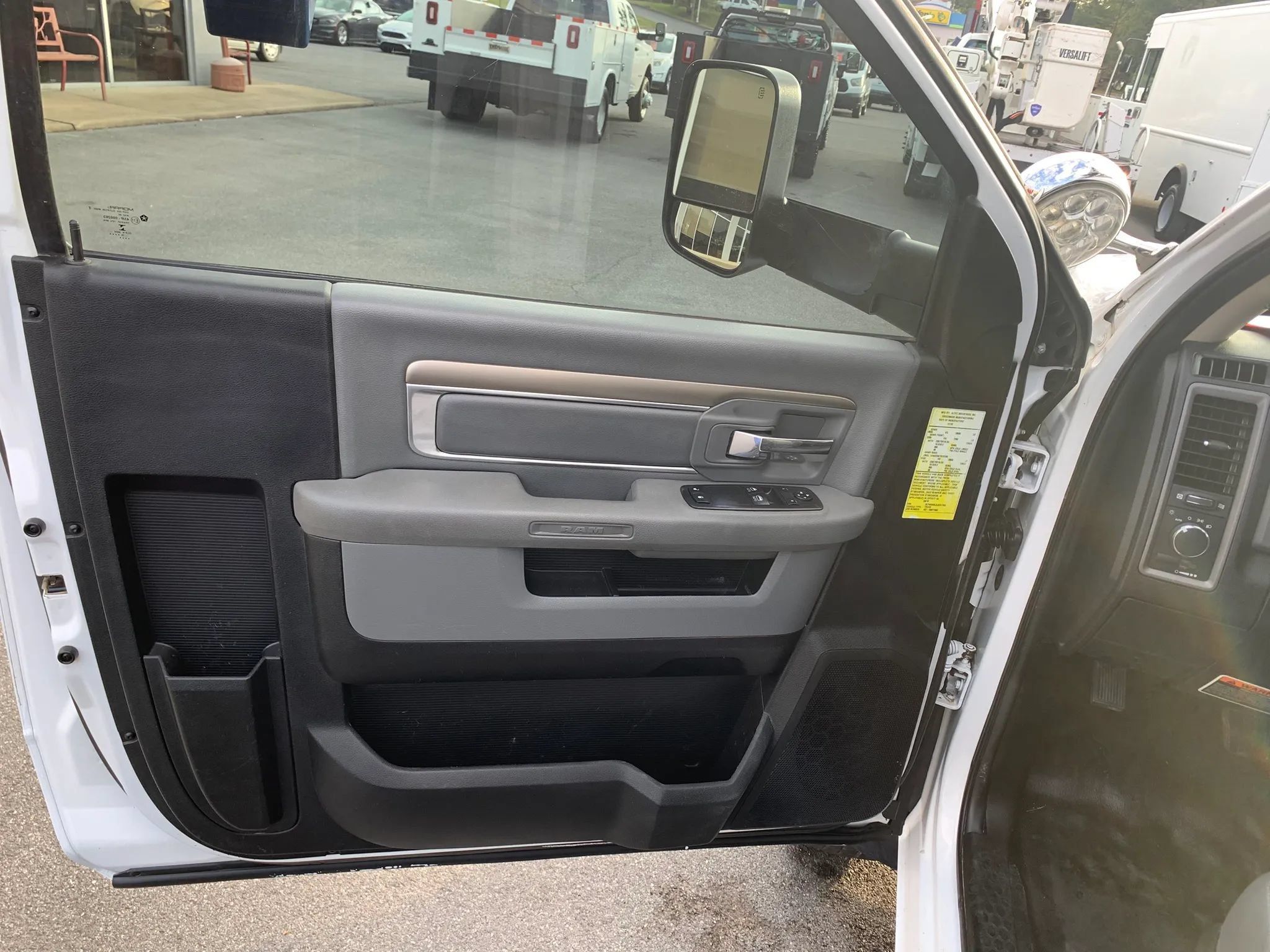 Used 2018 RAM 5500 Tradesman w/ Power & Remote Entry Group AWD/4WD image 8