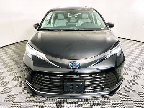 Used 2023 Toyota Sienna XLE image 8