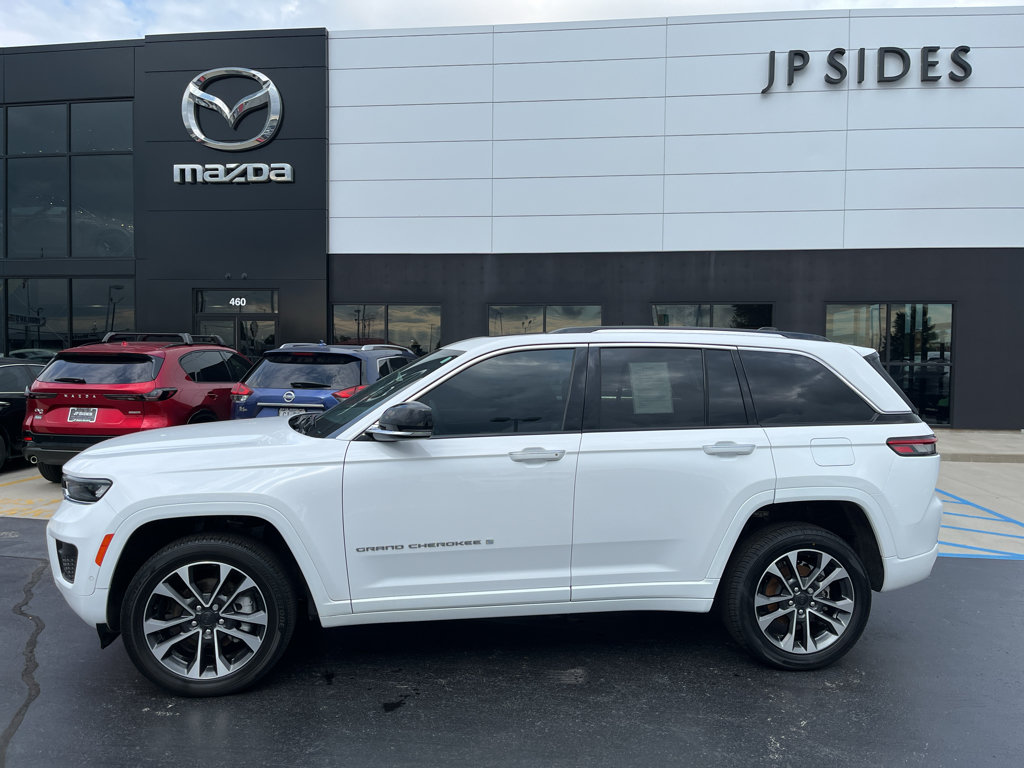 Used 2023 Jeep Grand Cherokee Overland RWD image 2