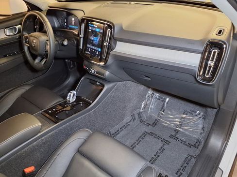 Used 2025 Volvo XC40 B5 Plus image 24