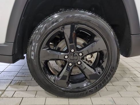 Used 2023 Jeep Grand Cherokee Altitude AWD/4WD image 25