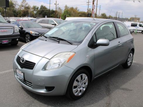 Used 2008 Toyota Yaris 2-Door Hatchback image 3