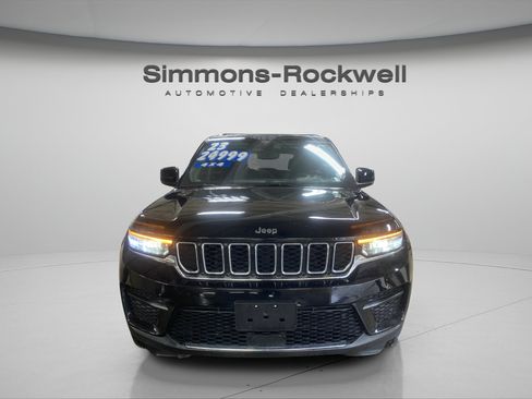 Used 2023 Jeep Grand Cherokee Laredo w/ Luxury Tech Group I AWD/4WD image 8