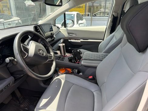 Used 2023 Toyota Sienna XLE FWD image 11