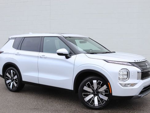 New 2026 Mitsubishi Outlander SE image 1