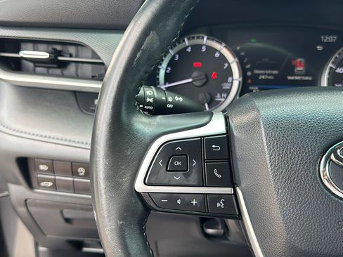 Used 2023 Toyota Highlander XSE FWD image 18