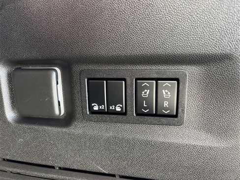 Used 2021 GMC Yukon XL SLT w/ SLT Premium Package image 16