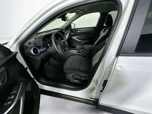 Used 2025 Chevrolet Trax LS image 13