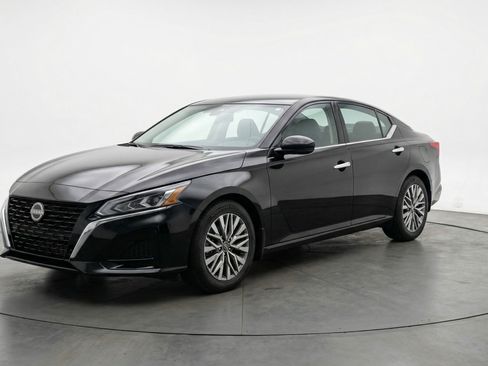Used 2025 Nissan Altima 2.5 SV image 3