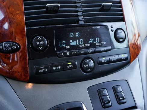 Used 2007 Toyota Sienna XLE image 31