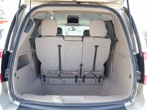Used 2016 Chrysler Town & Country Touring-L w/ Driver Convenience Group FWD image 6
