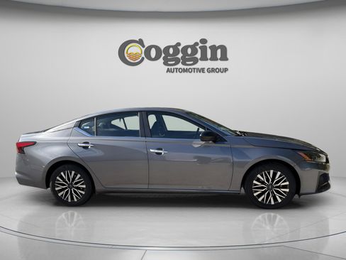 Used 2024 Nissan Altima 2.5 SV image 6
