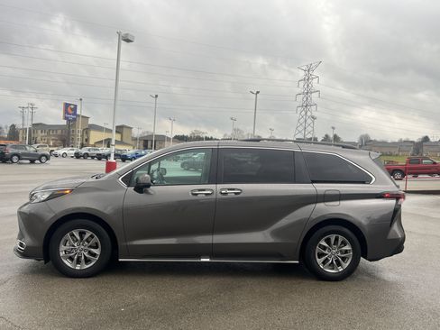 Certified 2024 Toyota Sienna XLE image 8
