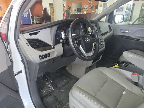 Used 2017 Toyota Sienna XLE image 8