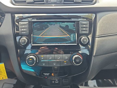 Used 2018 Nissan Rogue S AWD/4WD image 19