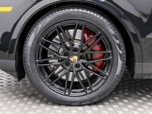 Used 2024 Porsche Cayenne S image 8