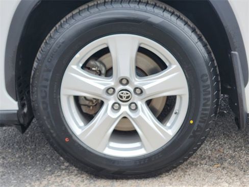 Certified 2024 Toyota Highlander LE image 8