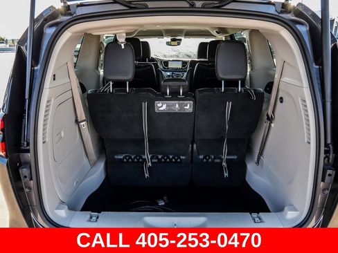 Used 2021 Chrysler Pacifica Touring-L FWD image 12