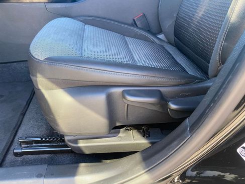 Used 2025 Chevrolet Trax LT FWD image 22