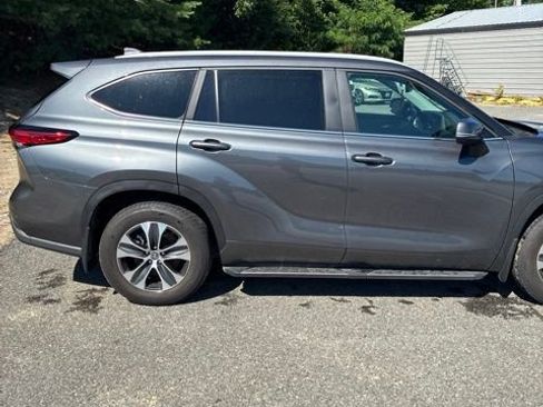 Used 2023 Toyota Highlander XLE AWD/4WD image 3