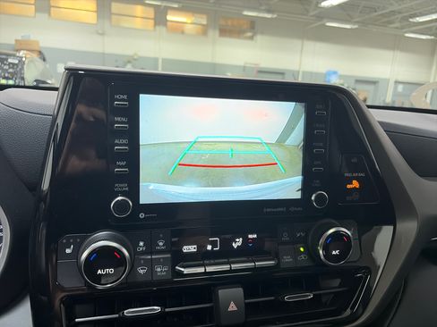 Used 2022 Toyota Highlander XLE AWD/4WD image 20