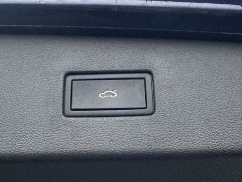 Certified 2022 Volkswagen Tiguan SEL R-Line image 17