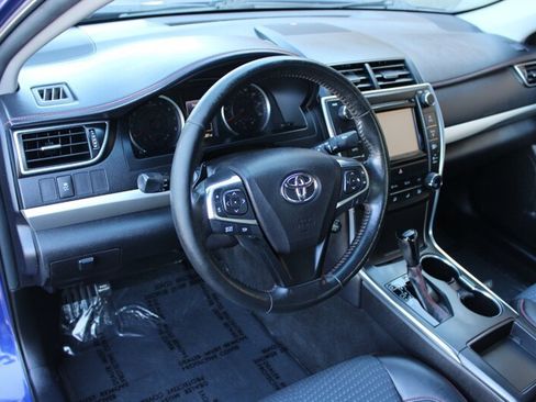 Used 2015 Toyota Camry SE w/ Moonroof Package FWD image 9
