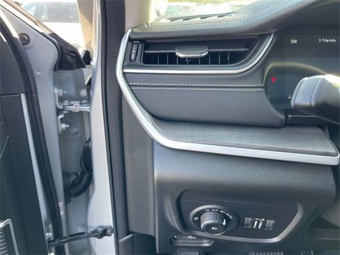 New 2024 Jeep Grand Cherokee L Limited w/ Luxury Tech Group II image 18