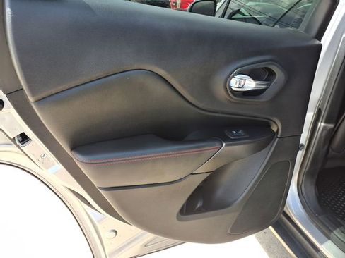 Used 2020 Jeep Cherokee Trailhawk AWD/4WD image 12