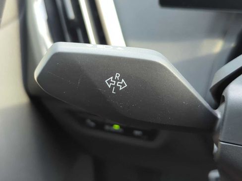 Used 2025 BMW iX xDrive50 image 25