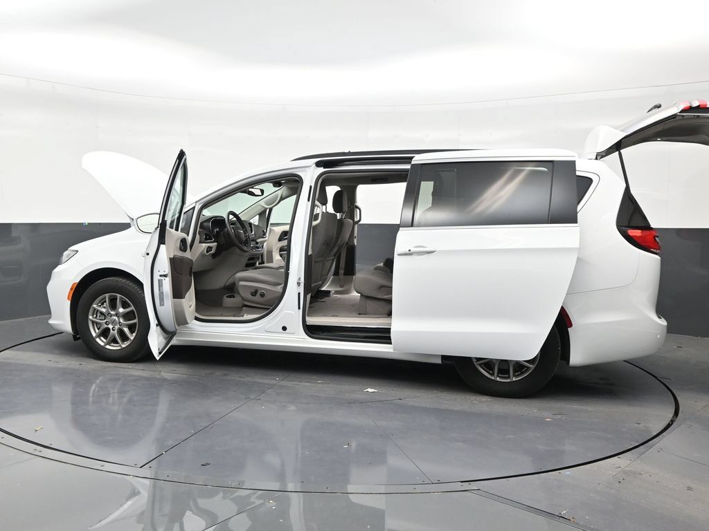 Used 2021 Chrysler Pacifica Touring FWD image 29