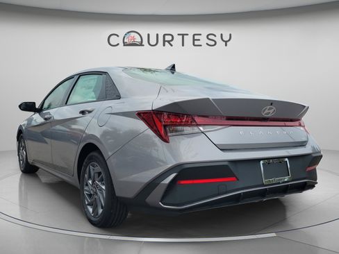 New 2025 Hyundai Elantra Hybrid FWD image 4