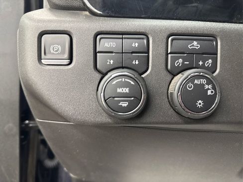 Used 2023 Chevrolet Silverado 1500 LT w/ Z71 Off-Road Package image 34