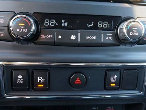 Used 2024 Nissan Titan SV w/ SV Convenience Package image 18