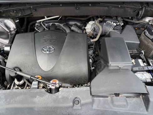 Used 2019 Toyota Highlander XLE AWD/4WD image 10