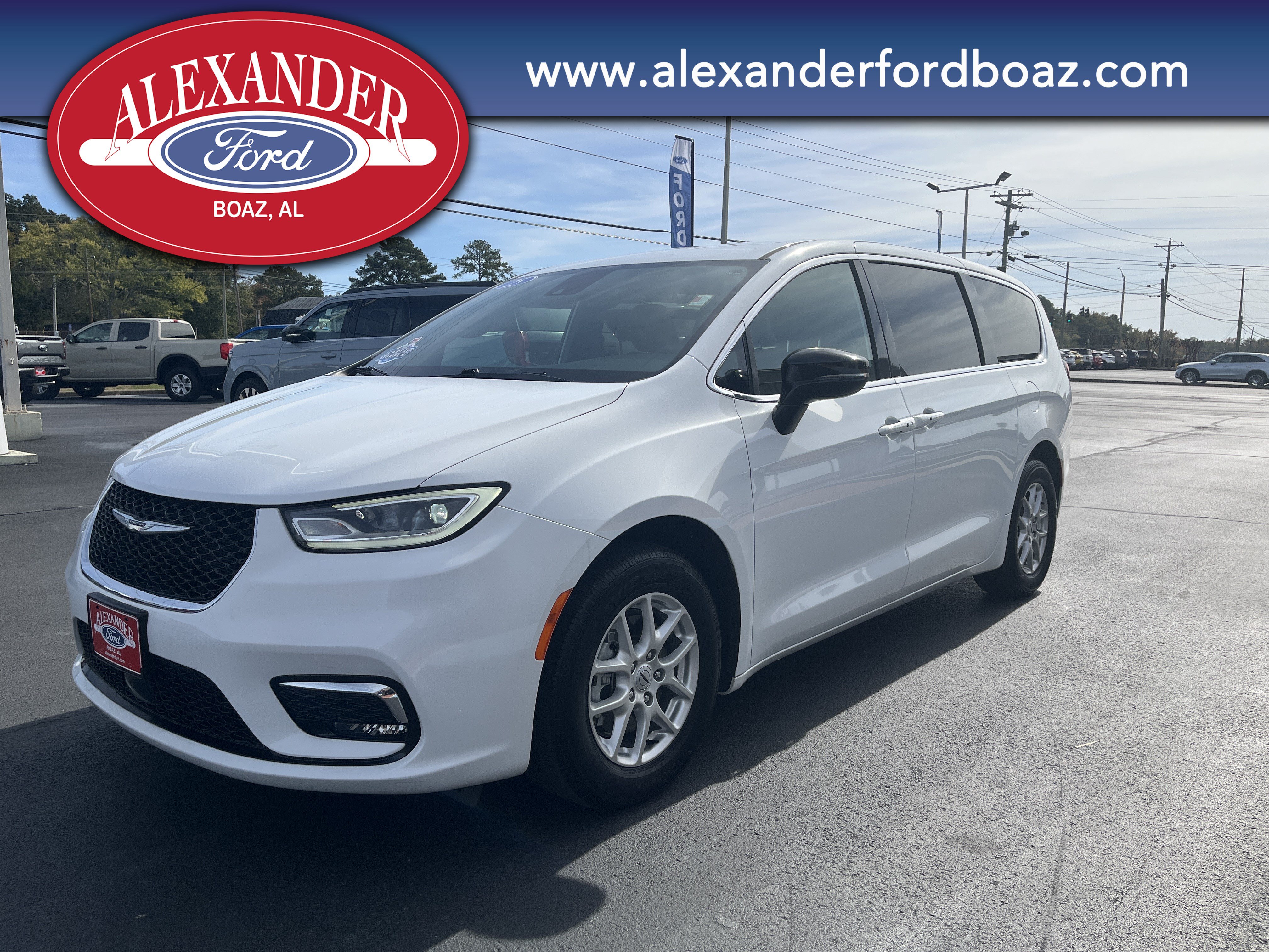 Used 2025 Chrysler Pacifica Select FWD image 1
