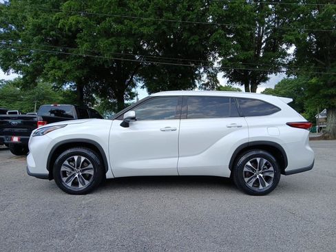 Used 2022 Toyota Highlander XLE FWD image 1