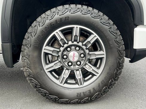 Used 2024 GMC Sierra 1500 AT4 w/ AT4 Preferred Package image 16