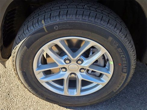 New 2025 Jeep Grand Cherokee L Laredo image 5