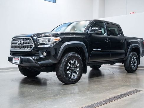 Used 2017 Toyota Tacoma TRD Off-Road w/ Tow Package AWD/4WD image 3