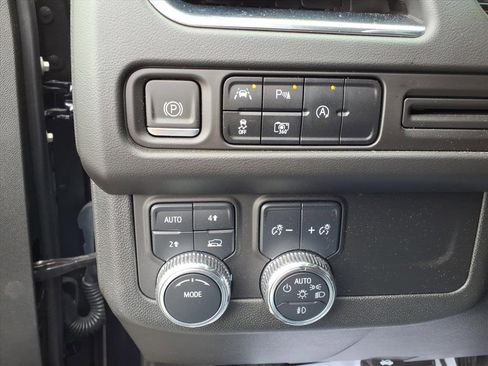 Certified 2023 GMC Yukon SLT w/ SLT Luxury Package image 17