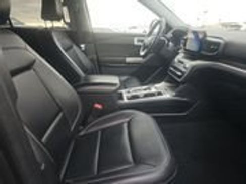 Used 2022 Ford Explorer XLT w/ Equipment Group 202A image 8