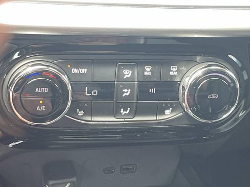 Used 2024 Chevrolet Trax LT w/ Driver Confidence Package FWD image 19