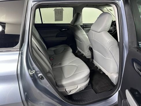 Used 2023 Toyota Highlander XLE AWD/4WD image 12