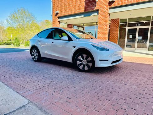 Used 2020 Tesla Model Y Long Range image 1
