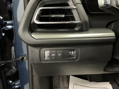 Used 2025 Chevrolet Traverse LT w/ Driver Confidence Package FWD image 8