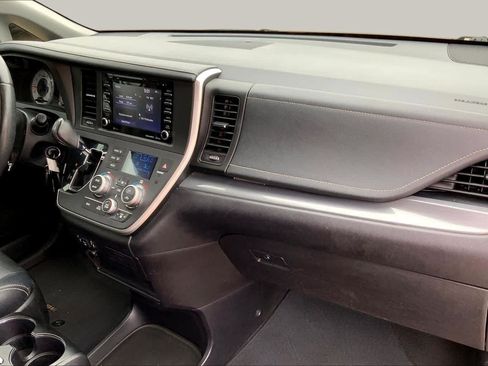 Used 2020 Toyota Sienna SE FWD image 17
