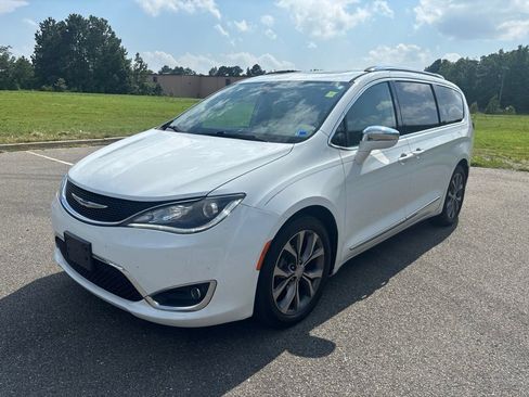 Used 2018 Chrysler Pacifica Limited w/ Tire & Wheel Group FWD image 3