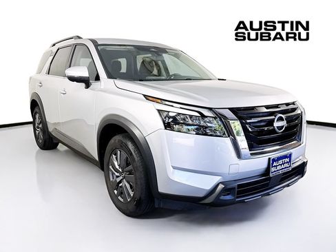 Used 2024 Nissan Pathfinder SV FWD image 1